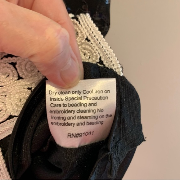 Juliette black and white embroidered sequined dressy tank top. Size M - Picture 9 of 9